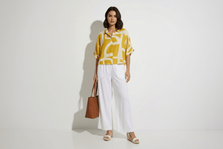 ¿Cómo combinar blusas estampadas sin perder el estilo?